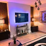 *Luxury 9Ine Lush Jacuzzi Apartment & Balcony*