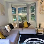*Luxury 9Ine Lush Jacuzzi Apartment & Balcony*