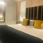 *Luxury 9Ine Lush Jacuzzi Apartment & Balcony*
