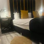 *Luxury 9Ine Lush Jacuzzi Apartment & Balcony*