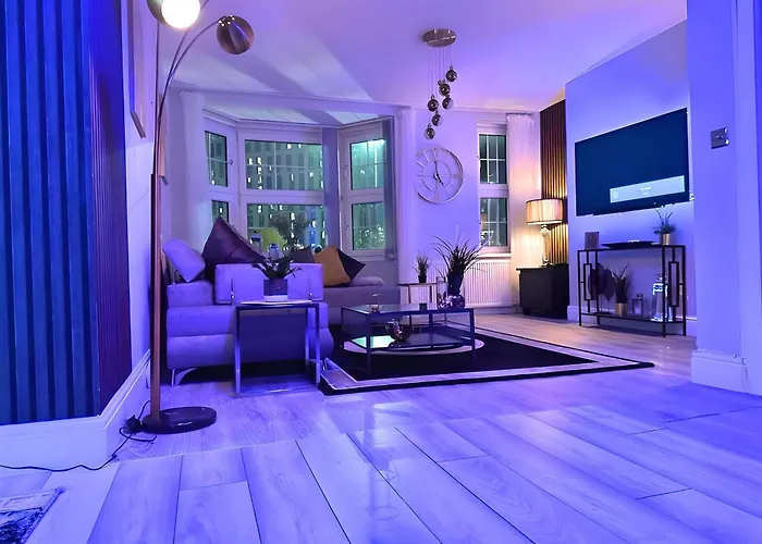*Luxury 9Ine Lush Jacuzzi Apartment & Balcony*