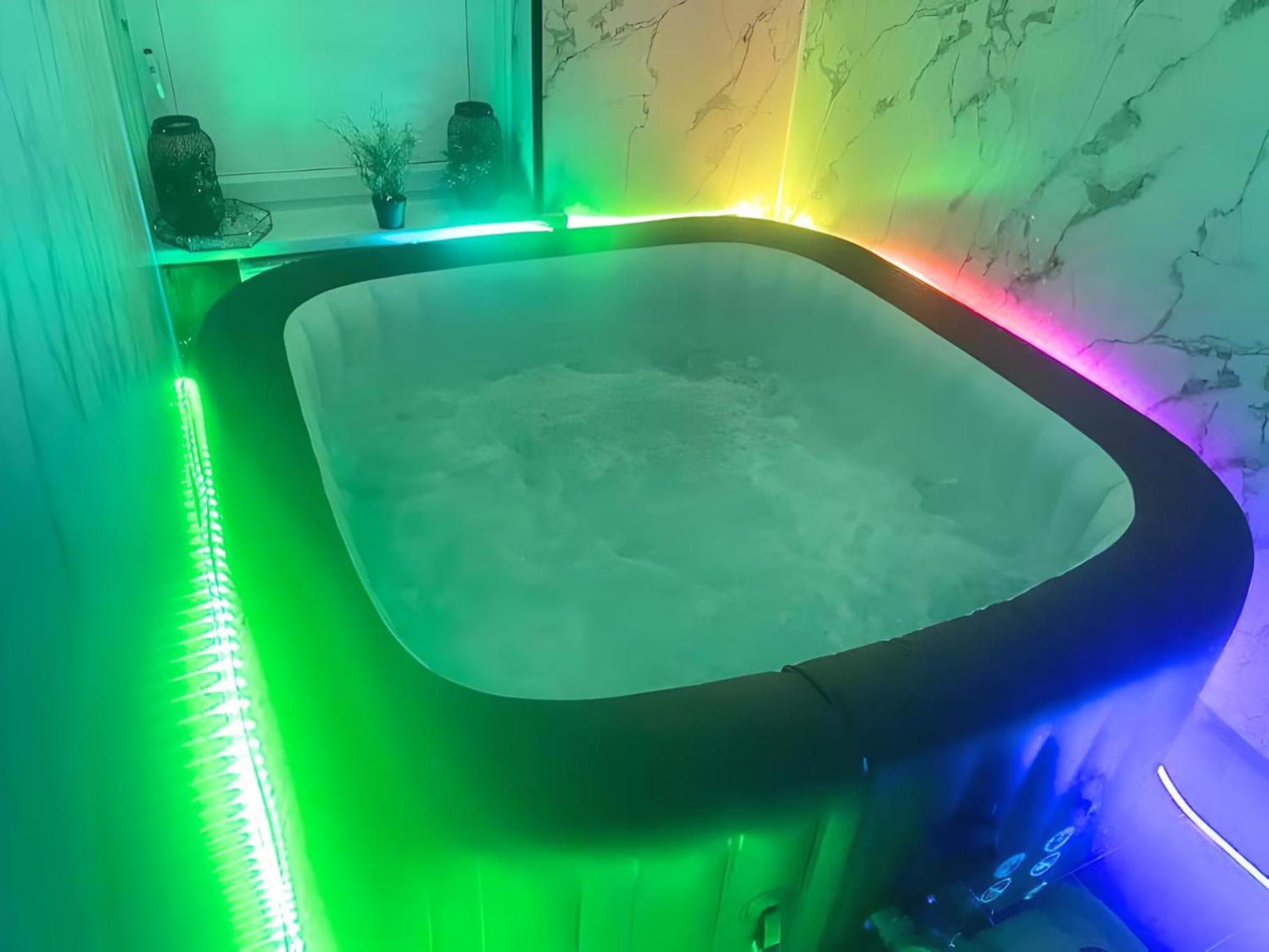 *luxury 9ine Lush Jacuzzi & Balcony* * Birmingham
