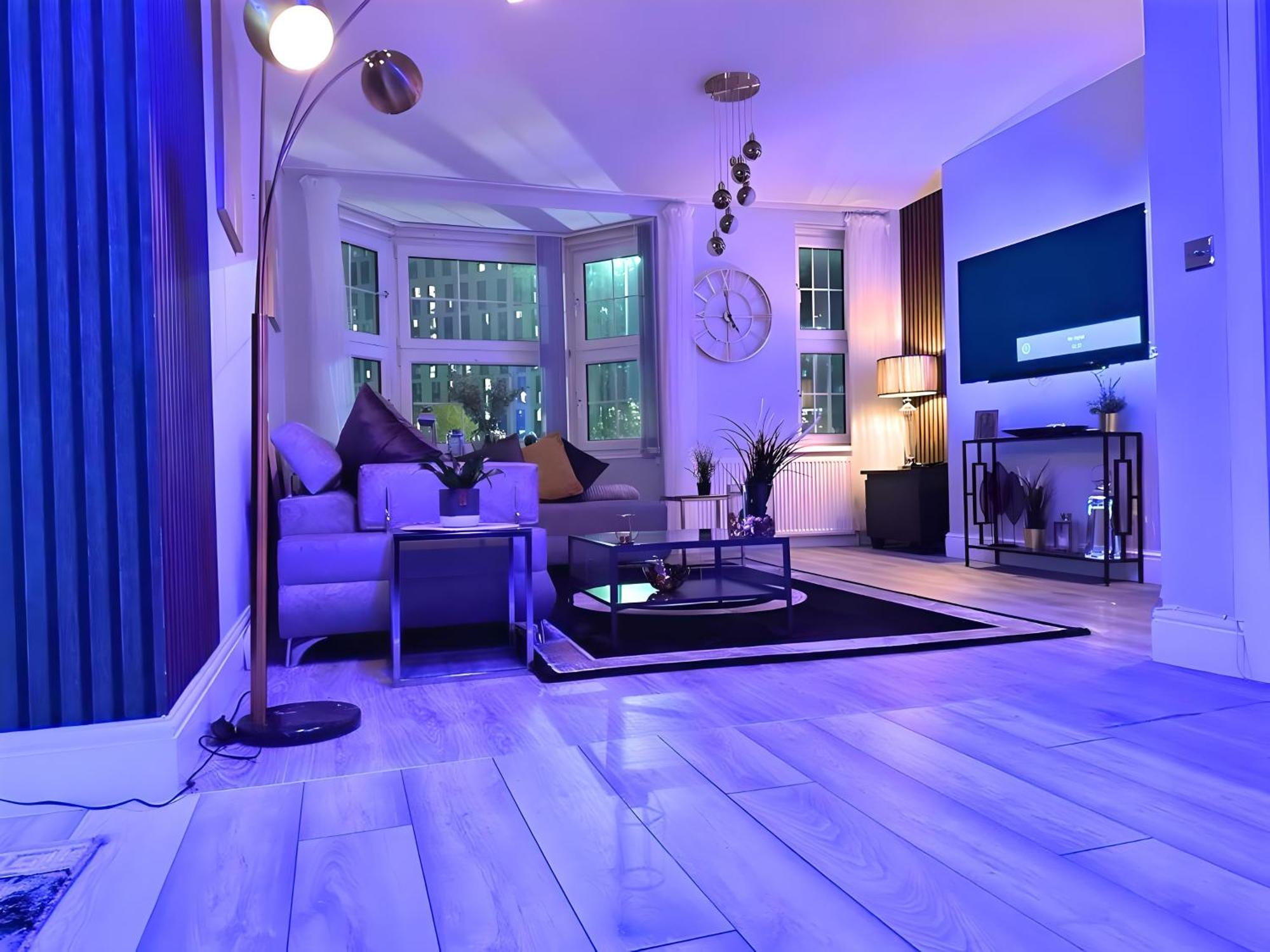 *luxury 9ine Lush Jacuzzi & Balcony* Apartment *