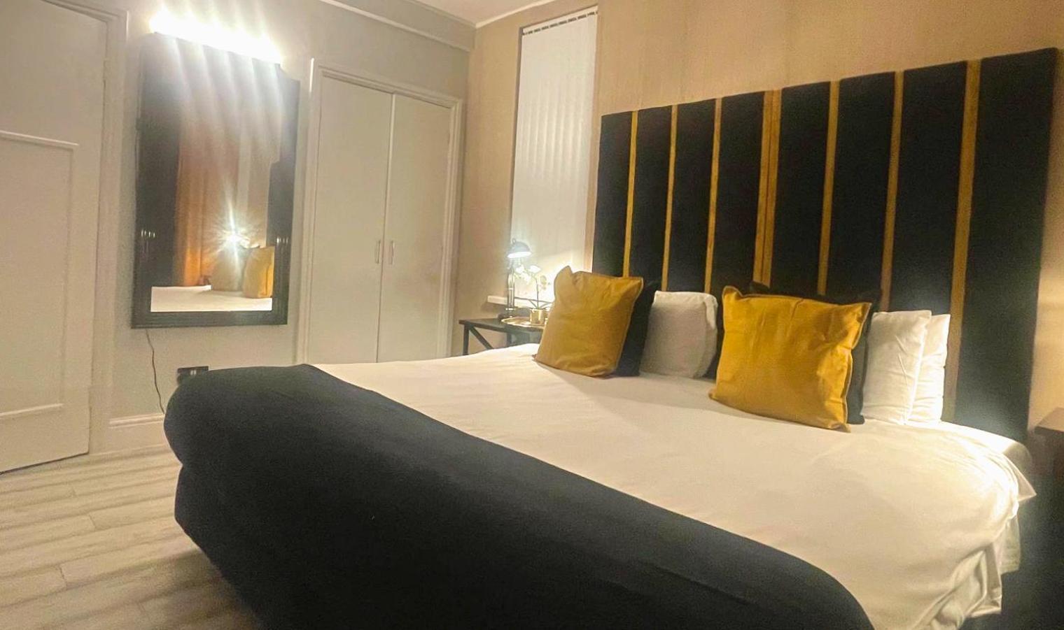 Apartment *luxury 9ine Lush Jacuzzi & Balcony* *