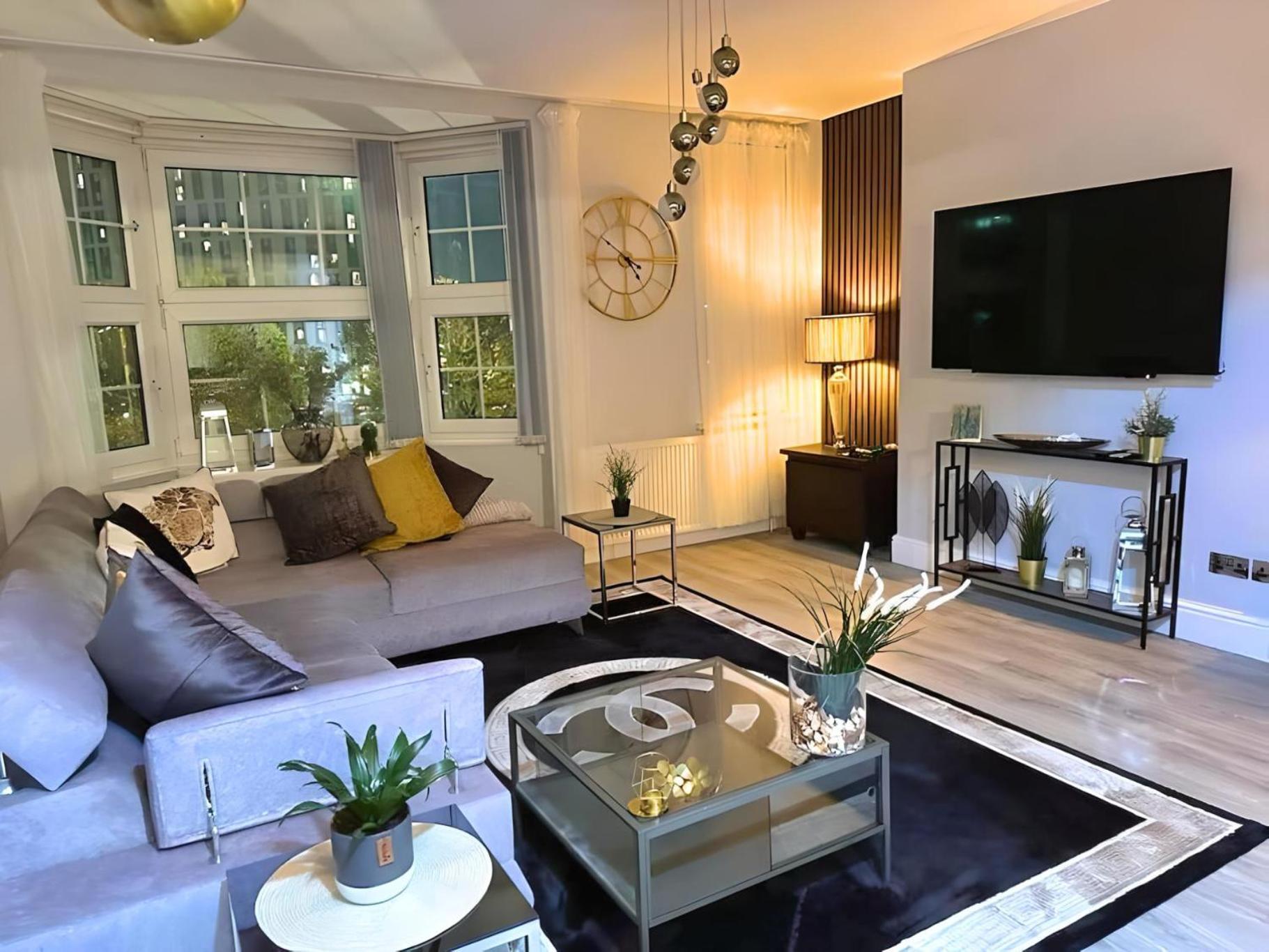 *luxury 9ine Lush Jacuzzi & Balcony* Apartment *