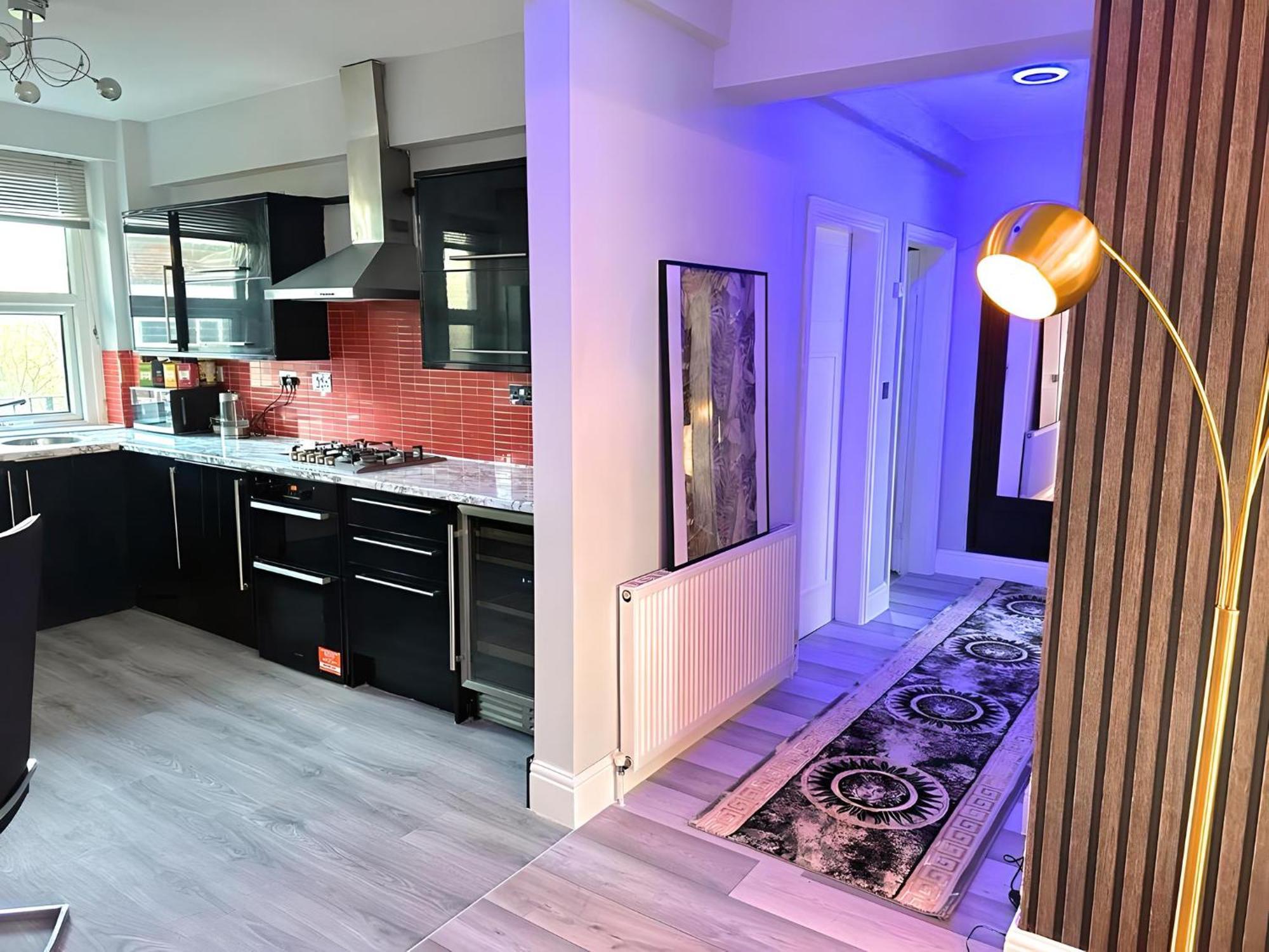 *luxury 9ine Lush Jacuzzi & Balcony* Apartment
