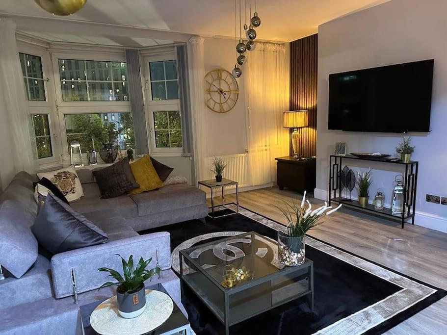 *luxury 9ine Lush Jacuzzi & Balcony* Apartment *