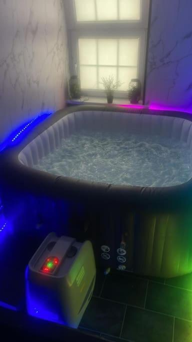 *luxury 9ine Lush Jacuzzi & Balcony* Apartment Birmingham